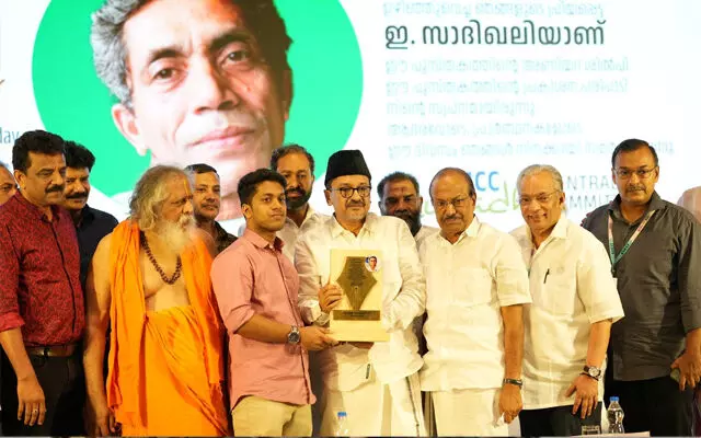 ഇ. സാദിഖലിക്ക് മരണാനന്തര പുരസ്കാരം കുടുംബത്തിനു കൈമാറി