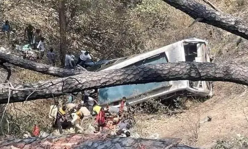 കശ്മീരിൽ ബസ് കൊക്കയിലേക്ക് മറിഞ്ഞ് 21 പേർക്ക് ദാരുണാന്ത്യം; നിരവധിപേർക്ക് പരിക്ക്
