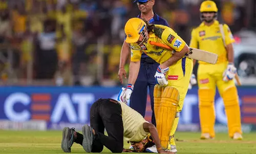 ‘ധോണി എന്റെ ശസ്ത്രക്രിയയുടെ ചെലവ് വഹിക്കാമെന്ന് പറഞ്ഞു’; വെളിപ്പെടുത്തലുമായി പിച്ചിലേക്ക് ഓടിക്കയറിയ ആരാധകൻ