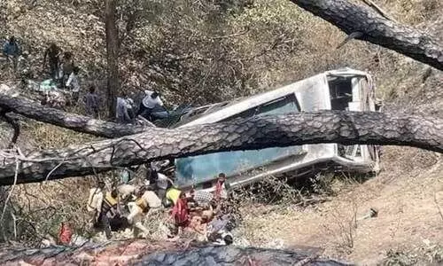 കശ്മീരിൽ ബസ് കൊക്കയിലേക്ക് മറിഞ്ഞ് 21 പേർക്ക് ദാരുണാന്ത്യം; നിരവധിപേർക്ക് പരിക്ക്