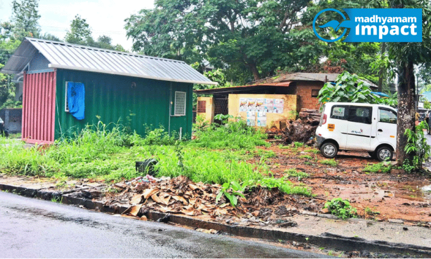 The fallen building was demolished by the authorities.