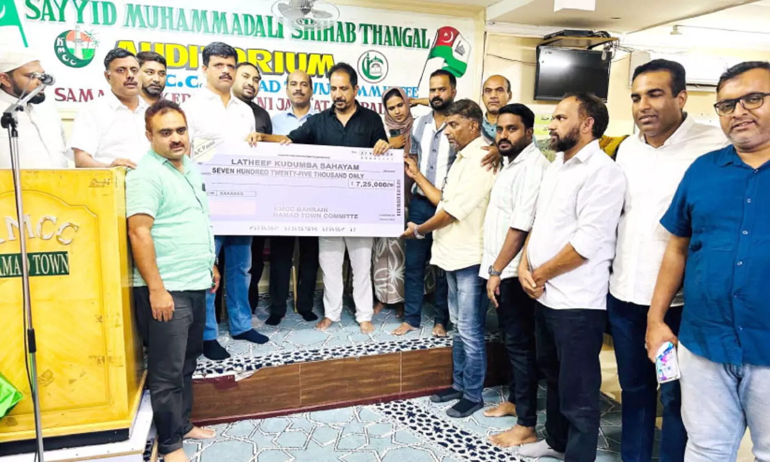 അ​കാ​ല​ത്തി​ൽ വി​ട​പ​റ​ഞ്ഞ പ്ര​വ​ർ​ത്ത​ക​ന്റെ കു​ടും​ബ​ത്തി​ന് സ​ഹാ​യ​വു​മാ​യി കെ.​എം.​സി.​സി