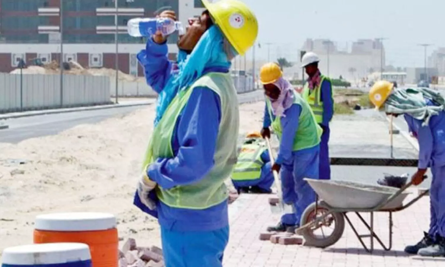 തൊ​ഴി​ലാ​ളി​ക​ൾ​ക്ക്​ ആ​ശ്വാ​സം: ഉ​ച്ച​വി​ശ്ര​മ നി​യ​മം നാ​ളെ മു​ത​ൽ പ്രാ​ബ​ല്യ​ത്തി​ൽ