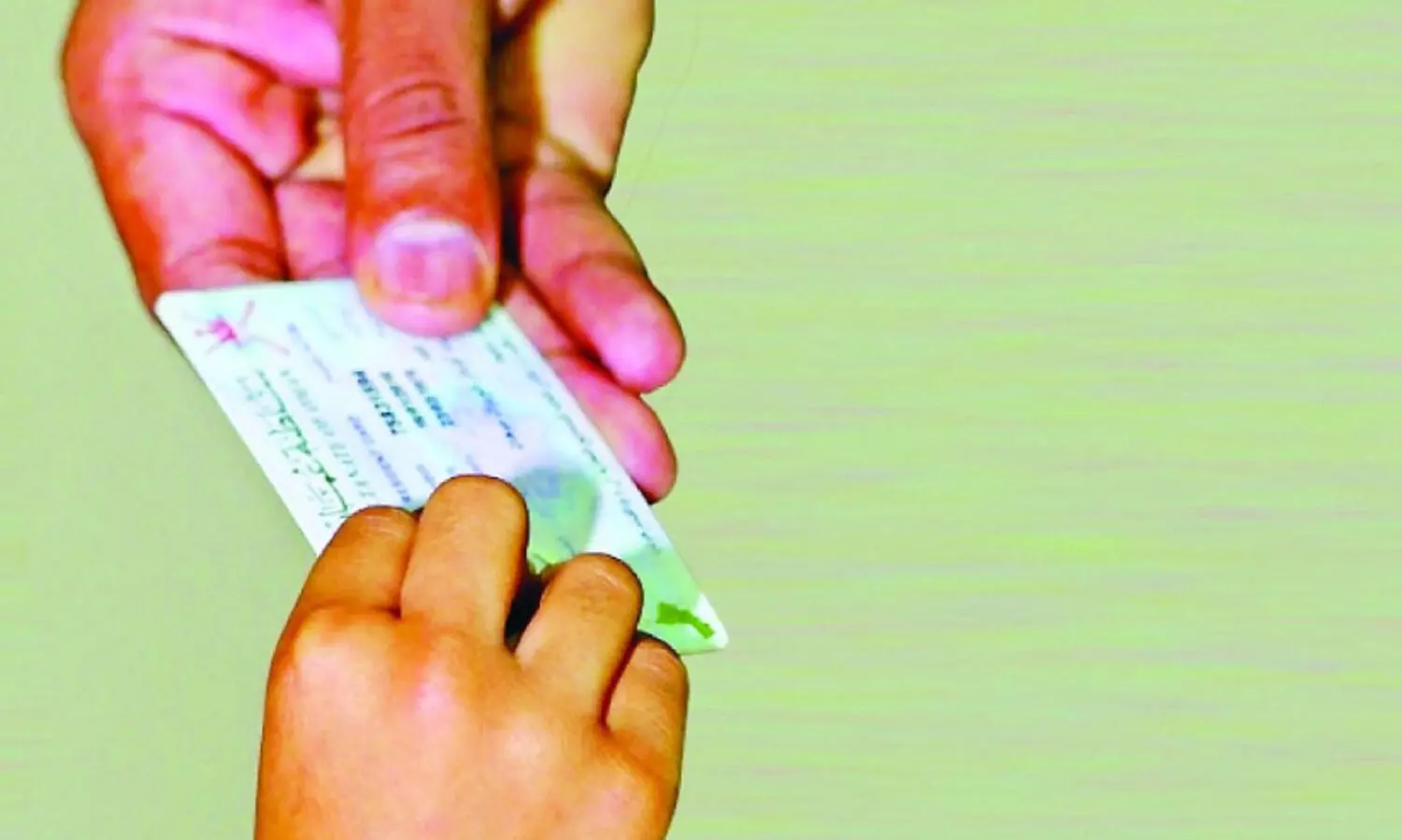 അ​ഞ്ചു​​വസ്സി​നു​ മു​ക​ളി​ലു​ള്ള കു​ട്ടി​ക​ളു​ടെ റ​സി​ഡ​ന്‍റ്​ കാ​ർ​ഡ്​ പു​തു​ക്കാ​ൻ മ​റ​ക്ക​ണ്ട; പി​ഴ ചു​മ​ത്തും