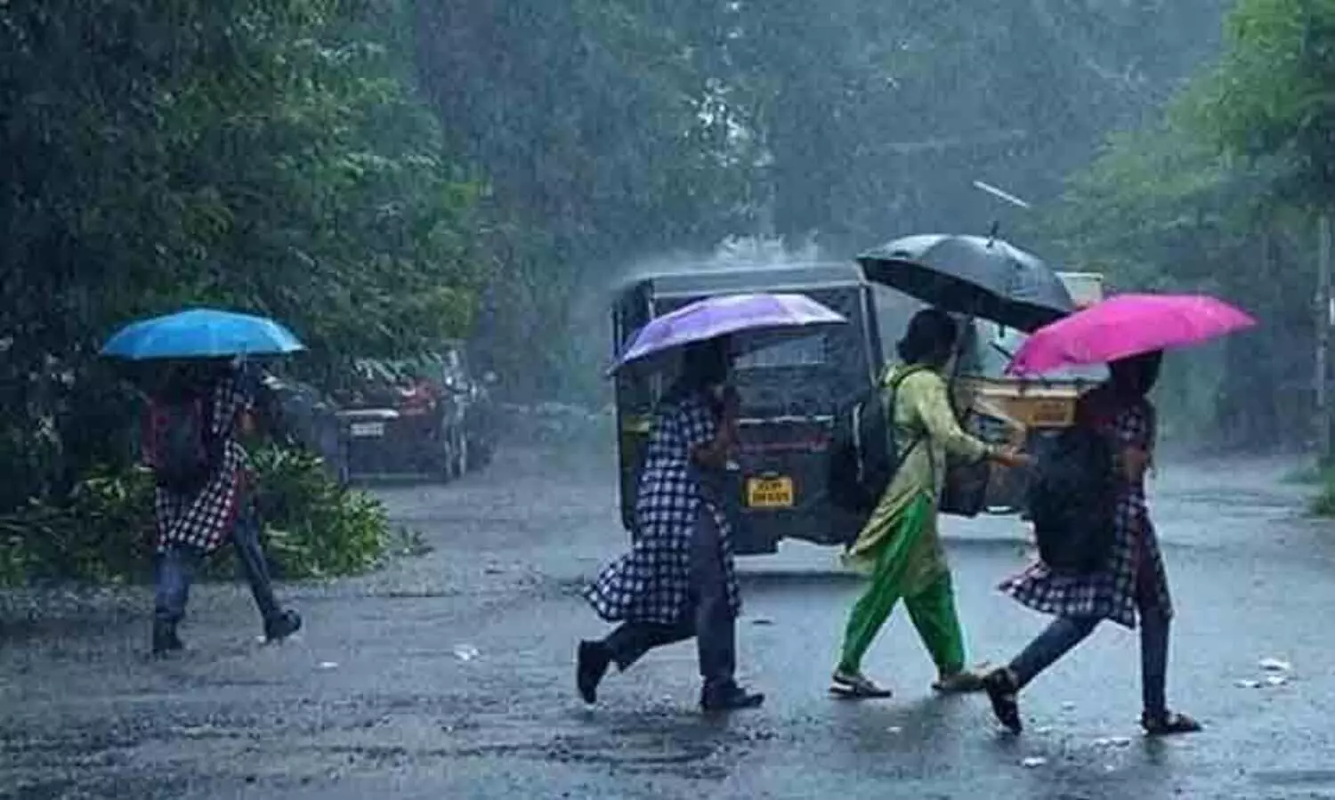 കേരള തീരത്തിനരികെ ചക്രവാതച്ചുഴി; സംസ്ഥാനത്ത് ശക്തമായ മഴക്കും കാറ്റിനും സാധ്യത