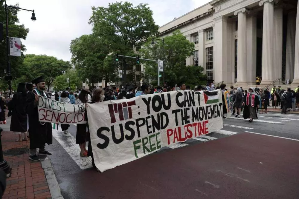 ഫലസ്തീന് പിന്തുണയറിയിച്ച് ബിരുദദാന ചടങ്ങിൽ നിന്നും ഇറങ്ങി വന്ന് യു.എസ് വിദ്യാർഥികൾ ഫലസ്തീന് പിന്തുണയറിയിച്ച് ബിരുദദാന ചടങ്ങിൽ നിന്നും ഇറങ്ങി വന്ന് യു.എസ് വിദ്യാർഥികൾ