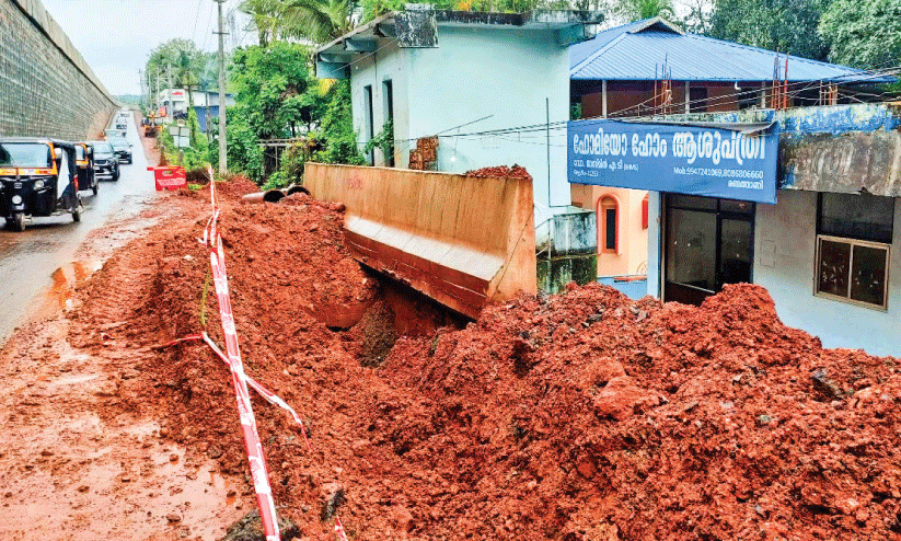 രണ്ടത്താണിയിൽ ആറുവരിപ്പാതയുടെ സർവിസ് റോഡിന് സമീപമുള്ള അയ്യൂബ് ഖാൻ റോഡിനോട് ചേർന്ന് നിർമിക്കുന്ന ഡ്രൈനേജ് രണ്ടത്താണിയിൽ ആറുവരിപ്പാതയുടെ സർവിസ് റോഡിന് സമീപമുള്ള അയ്യൂബ് ഖാൻ റോഡിനോട് ചേർന്ന് നിർമിക്കുന്ന ഡ്രൈനേജ്