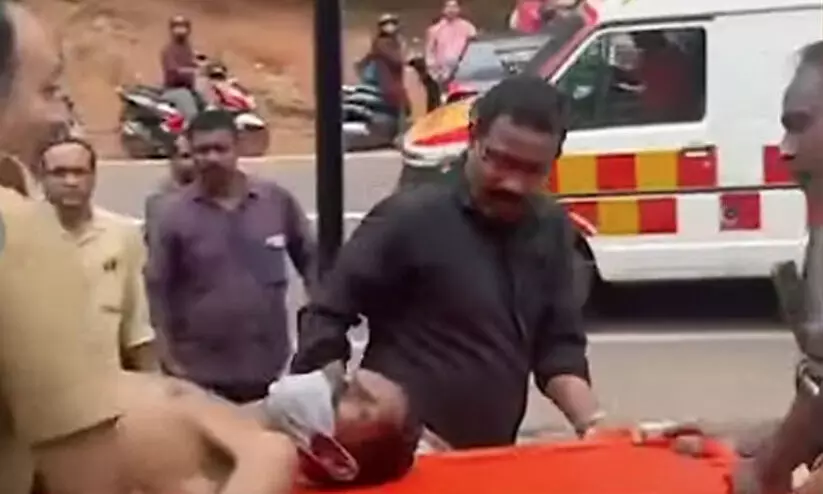 കോഴിക്കോട് മാലിന്യ ടാങ്ക് വൃത്തിയാക്കാൻ ഇറങ്ങിയ രണ്ടുപേർ ശ്വാസം മുട്ടി മരിച്ചു കോഴിക്കോട് മാലിന്യ ടാങ്ക് വൃത്തിയാക്കാൻ ഇറങ്ങിയ രണ്ടുപേർ ശ്വാസം മുട്ടി മരിച്ചു