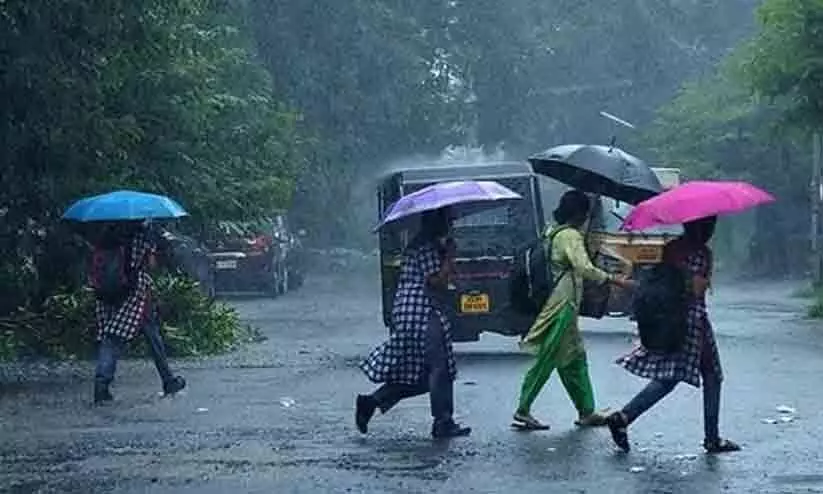 കേരള തീരത്തിനരികെ ചക്രവാതച്ചുഴി; സംസ്ഥാനത്ത് ശക്തമായ മഴക്കും കാറ്റിനും സാധ്യത കേരള തീരത്തിനരികെ ചക്രവാതച്ചുഴി; സംസ്ഥാനത്ത് ശക്തമായ മഴക്കും കാറ്റിനും സാധ്യത