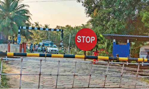 മ​ങ്ക​ര കാ​ളി​കാ​വ് റെ​യി​ൽ​വേ ഗേ​റ്റ്