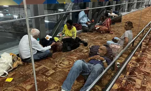 എയർ ഇന്ത്യ വിമാനം 20 മണിക്കൂർ വൈകി; എ.സിയില്ലാതെ വിമാനത്തിൽ കുടുങ്ങി യാത്രക്കാർ എയർ ഇന്ത്യ വിമാനം 20 മണിക്കൂർ വൈകി; എ.സിയില്ലാതെ വിമാനത്തിൽ കുടുങ്ങി യാത്രക്കാർ