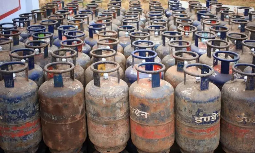 വാണിജ്യ പാചകവാതക സിലിണ്ടറിന്റെ വില കുറച്ച് എണ്ണകമ്പനികൾ വാണിജ്യ പാചകവാതക സിലിണ്ടറിന്റെ വില കുറച്ച് എണ്ണകമ്പനികൾ