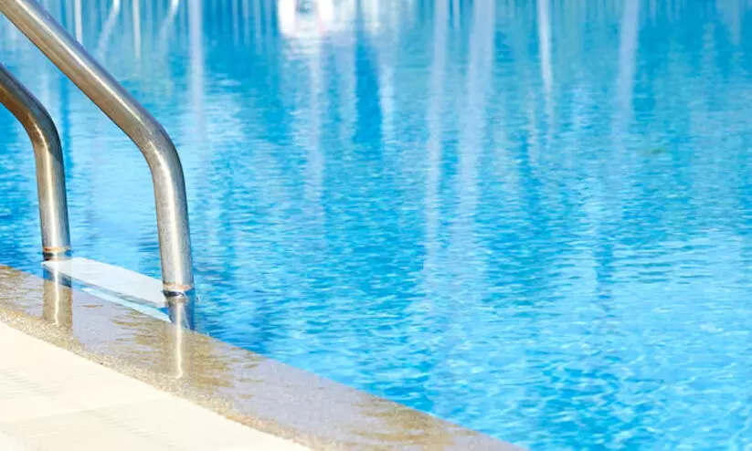 ആറു വയസ്സുകാരൻ ഹോട്ടൽ പൂളിൽ മുങ്ങി മരിച്ചു ആറു വയസ്സുകാരൻ ഹോട്ടൽ പൂളിൽ മുങ്ങി മരിച്ചു