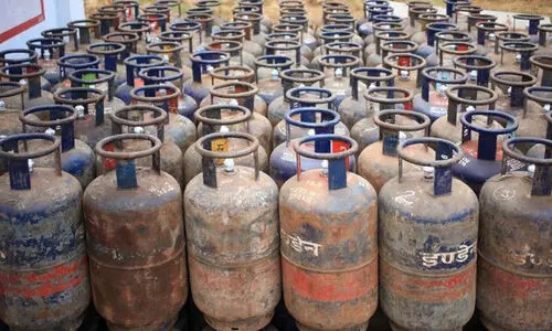 വാണിജ്യ പാചകവാതക സിലിണ്ടറിന്റെ വില കുറച്ച് എണ്ണകമ്പനികൾ