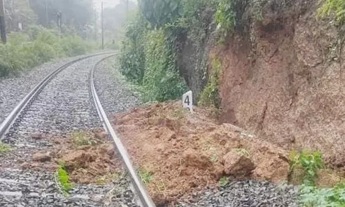 തൃശൂരിൽ റെയിൽവേ ട്രാക്കിലേക്ക് മണ്ണിടിഞ്ഞു; നാലു ട്രെയിനുകൾ പിടിച്ചിട്ടു