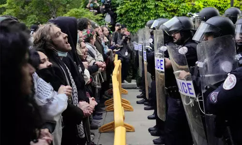 ഫലസ്തീൻ അനുകൂല നിലപാട്: ബിരുദം തടഞ്ഞതിൽ പ്രതിഷേധിച്ച് ​തെരുവിലിറങ്ങി ചിക്കാഗോ യൂനിവേഴ്സിറ്റി വിദ്യാർഥികൾ