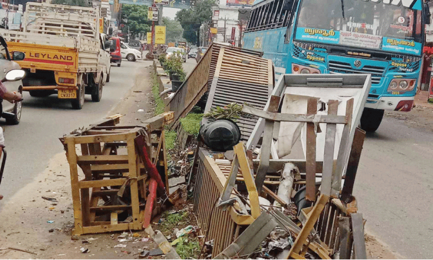 തൃപ്രയാർ ജങ്ഷനിലെ ഡിവൈഡർ വാഹനങ്ങളുടെ അന്തകൻ divider