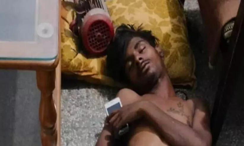 മോഷ്ടിക്കാൻ കയറിയ വീട്ടിൽ കള്ളൻ വെള്ളമടിച്ച് ‘ഓഫായി’, രാവിലെ ബോധം വന്നപ്പോൾ ചുറ്റും പൊലീസ്! മോഷ്ടിക്കാൻ കയറിയ വീട്ടിൽ കള്ളൻ വെള്ളമടിച്ച് ‘ഓഫായി’, രാവിലെ ബോധം വന്നപ്പോൾ ചുറ്റും പൊലീസ്!