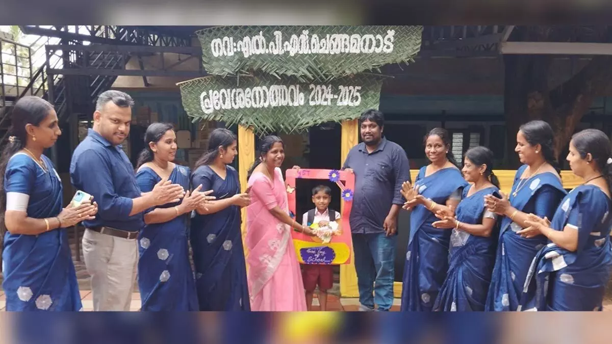 മഹാ പ്രളയത്തെ അതിജീവിച്ച് പിറവിയെടുത്ത സുബ്ഹാൻ പ്രവേശനോത്സവത്തിൽ താരമായി മഹാ പ്രളയത്തെ അതിജീവിച്ച് പിറവിയെടുത്ത സുബ്ഹാൻ പ്രവേശനോത്സവത്തിൽ താരമായി