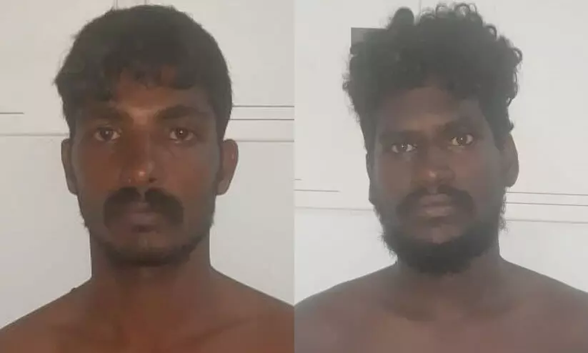 ഉറങ്ങിക്കിടന്ന മധ്യവയസ്കയുടെ വള മുറിച്ചെടുത്ത സംഘത്തിലെ രണ്ടു പേർ പിടിയിൽ ഉറങ്ങിക്കിടന്ന മധ്യവയസ്കയുടെ വള മുറിച്ചെടുത്ത സംഘത്തിലെ രണ്ടു പേർ പിടിയിൽ