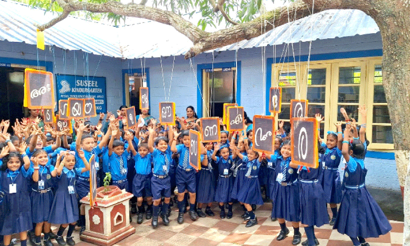 മാവിൻകൊമ്പിലെ അക്ഷരമിഠായി എത്തിപ്പിടിക്കാൻ മത്സരിക്കുന്ന കണ്ണശ്ശ മിഷൻ ഹൈസ്കൂളിലെ നവാഗതർ മാവിൻകൊമ്പിലെ അക്ഷരമിഠായി എത്തിപ്പിടിക്കാൻ മത്സരിക്കുന്ന കണ്ണശ്ശ മിഷൻ ഹൈസ്കൂളിലെ നവാഗതർ