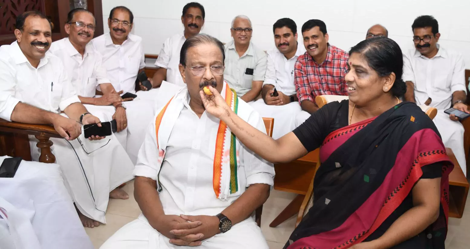 കണ്ണൂർ നടാലിലെ വീട്ടിൽ യു.ഡി.എഫ്. നേതാക്കൾക്കൊപ്പം തെഞ്ഞെടുപ്പ് ഫലം ടി.വിയിൽ കാണുന്ന കെ. സുധാകരന് വിജയം ഉറപ്പിച്ചതോടെ ഭാര്യ സ്മിത മധുരം നൽകുന്നു കണ്ണൂർ നടാലിലെ വീട്ടിൽ യു.ഡി.എഫ്. നേതാക്കൾക്കൊപ്പം തെഞ്ഞെടുപ്പ് ഫലം ടി.വിയിൽ കാണുന്ന കെ. സുധാകരന് വിജയം ഉറപ്പിച്ചതോടെ ഭാര്യ സ്മിത മധുരം നൽകുന്നു