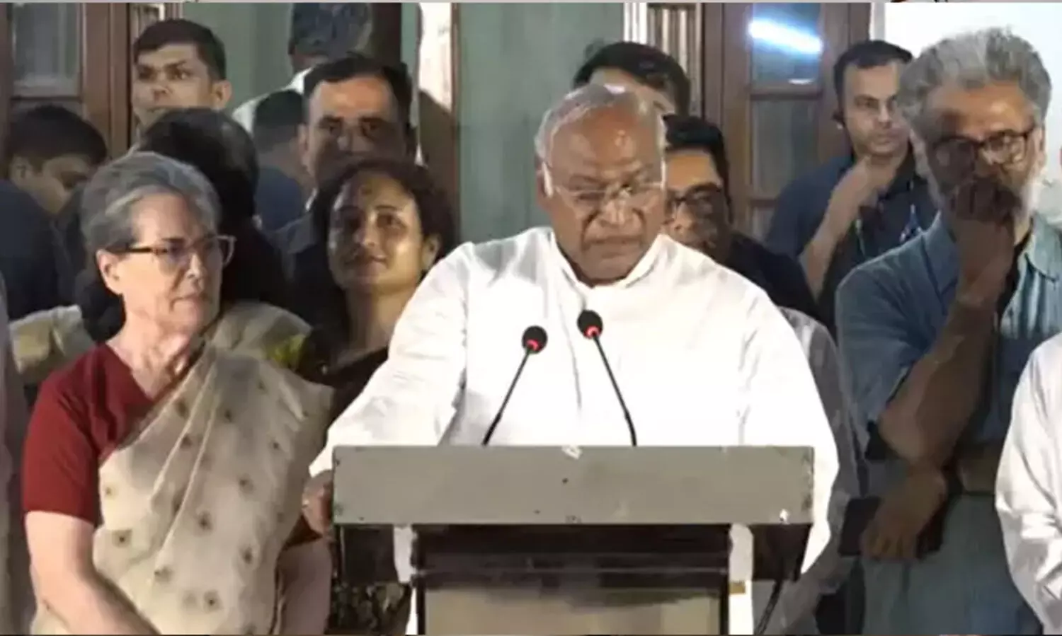 ഉചിതമായ സമയത്ത് ഉചിതമായ തീരുമാനമെടുക്കും; മോദിയുടെ ഫാഷിസ്റ്റ് ഭരണത്തിനെതിരെ പോരാട്ടം തുടരുമെന്നും ഖാർഗെ