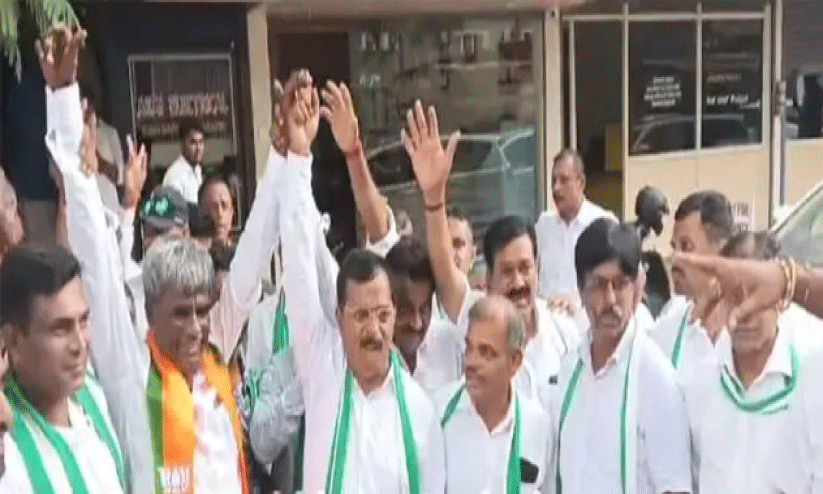 ‘കൈ’എത്താതെ ‘താമര’ തീരങ്ങൾ ‘കൈ’എത്താതെ ‘താമര’ തീരങ്ങൾ