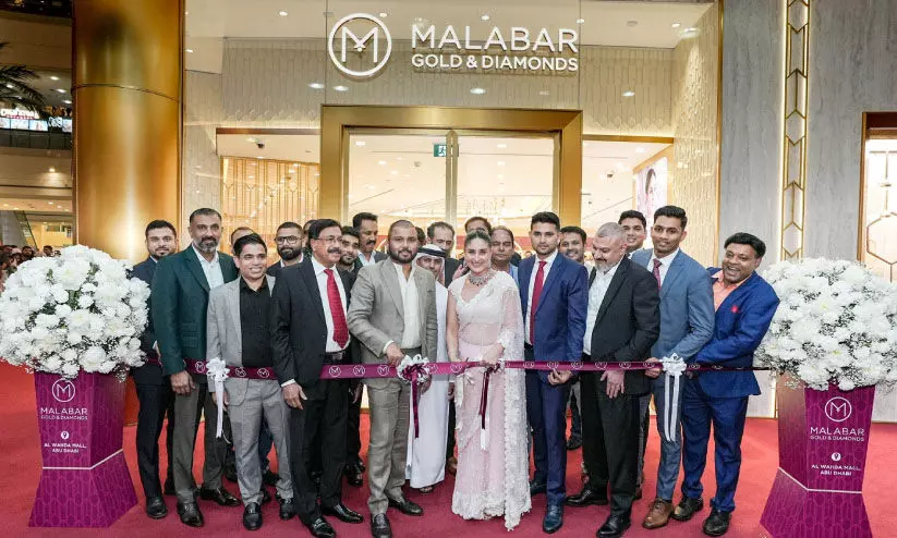 മ​ല​ബാ​ർ ഗോ​ൾ​ഡ് അ​ൽ വ​ഹ്ദ മാ​ളി​ൽ പു​തി​യ ഷോ​റൂം ആ​രം​ഭി​ച്ചു