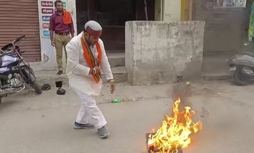 ബി.ജെ.പി 400 സീറ്റ് നേടിയില്ല; ടി.വി കത്തിച്ച് സംഘപരിവാർ നേതാവ് ബി.ജെ.പി 400 സീറ്റ് നേടിയില്ല; ടി.വി കത്തിച്ച് സംഘപരിവാർ നേതാവ്