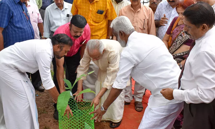 പട്ടം എസ്.യു.ടി ആശുപത്രിയില്‍ സുഗതവന പദ്ധതിക്ക് തുടക്കം കുറിച്ചു
