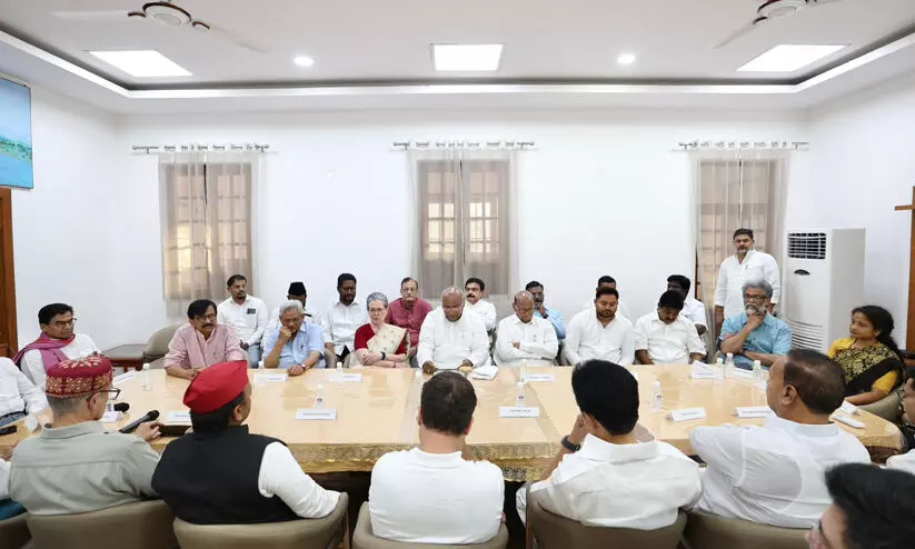 തെരഞ്ഞെടുപ്പ് ഫലം മോദിക്ക് കനത്ത തിരിച്ചടി; ജനവിധിയെ അവഗണിക്കുന്നുവെന്നും ഖാർഗെ തെരഞ്ഞെടുപ്പ് ഫലം മോദിക്ക് കനത്ത തിരിച്ചടി; ജനവിധിയെ അവഗണിക്കുന്നുവെന്നും ഖാർഗെ