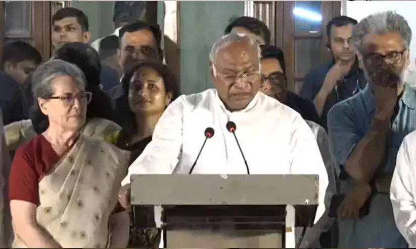 ഉചിതമായ സമയത്ത് ഉചിതമായ തീരുമാനമെടുക്കും; മോദിയുടെ ഫാഷിസ്റ്റ് ഭരണത്തിനെതിരെ പോരാട്ടം തുടരുമെന്നും ഖാർഗെ ഉചിതമായ സമയത്ത് ഉചിതമായ തീരുമാനമെടുക്കും; മോദിയുടെ ഫാഷിസ്റ്റ് ഭരണത്തിനെതിരെ പോരാട്ടം തുടരുമെന്നും ഖാർഗെ