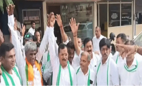 ‘കൈ’എത്താതെ ‘താമര’ തീരങ്ങൾ ‘കൈ’എത്താതെ ‘താമര’ തീരങ്ങൾ