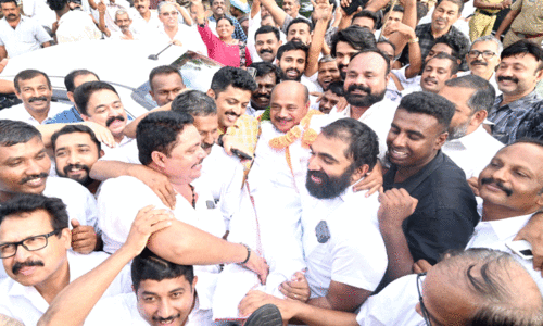 ദില്ലിയിലേക്ക്​ ‘ഓട്ടോ’യിൽ ​കുതിച്ച്​ ഫ്രാൻസിസ്​ ജോർജ്