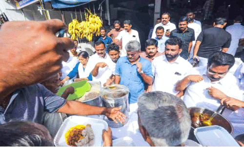 പാർട്ടി സ്ഥാനാർഥി തോറ്റു; പിടിയും പോത്തുകറിയും വിതരണം ചെയ്ത്​ ആഘോഷിച്ചു