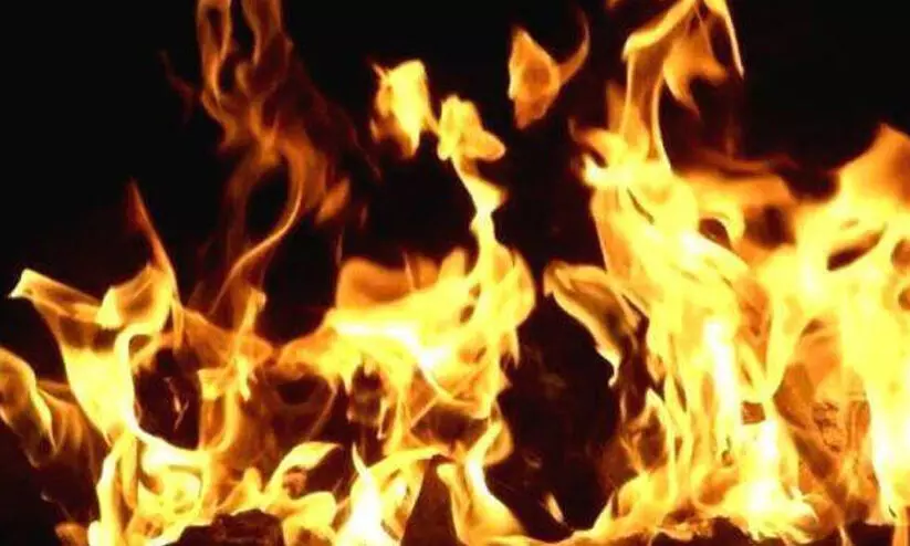 എടപ്പാളിൽ വാക്കുതർക്കത്തിനിടെ മണ്ണെണ്ണ ഒഴിച്ച് തീകൊളുത്തി; പൊള്ളലേറ്റ സഹോദരിമാർ മരിച്ചു എടപ്പാളിൽ വാക്കുതർക്കത്തിനിടെ മണ്ണെണ്ണ ഒഴിച്ച് തീകൊളുത്തി; പൊള്ളലേറ്റ സഹോദരിമാർ മരിച്ചു