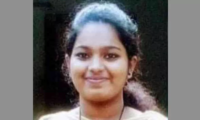 രണ്ട് മാസം പ്രായമുള്ള കുഞ്ഞിനെ മാതാവിനെ ഏൽപ്പിച്ച് യുവതി തൂങ്ങി മരിച്ചു രണ്ട് മാസം പ്രായമുള്ള കുഞ്ഞിനെ മാതാവിനെ ഏൽപ്പിച്ച് യുവതി തൂങ്ങി മരിച്ചു