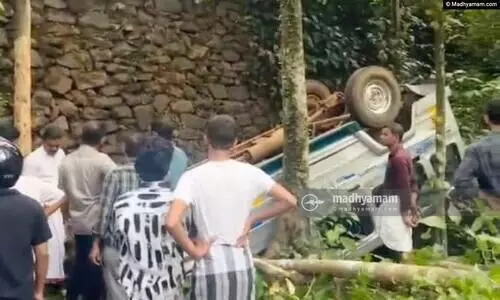 കൊണ്ടോട്ടിയിൽ സ്കൂൾ വാൻ താഴ്ചയിലേക്ക് മറിഞ്ഞ് അപകടം; വിദ്യാർഥികൾക്ക് പരിക്ക്