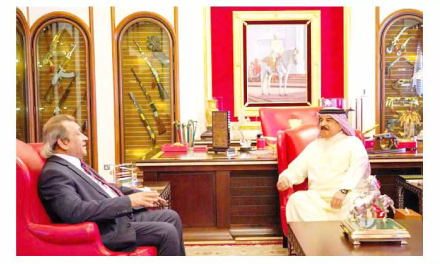 ക​വി മു​ഹ​മ്മ​ദ്​ ഹാ​ദി അ​ൽ അ​ൽ​വാ​ച്ചി​യെ ഹ​മ​ദ്​ രാ​ജാ​വ്​ സ്വീ​ക​രി​ച്ചു