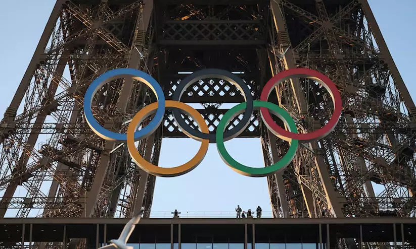 ഒളിമ്പിക് വളയങ്ങൾ തെളിഞ്ഞ് ഈഫൽ ഗോപുരം