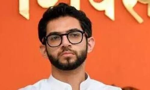 ഏക്നാഥ് ഷിൻഡെയേയും മറ്റ് രണ്ട് പേരെയും മന്ത്രിസഭയിൽ നിന്ന് മാറ്റി നിർത്തണം; ഫഡ്നാവിസിനോട് ആദിത്യ താക്കറെ