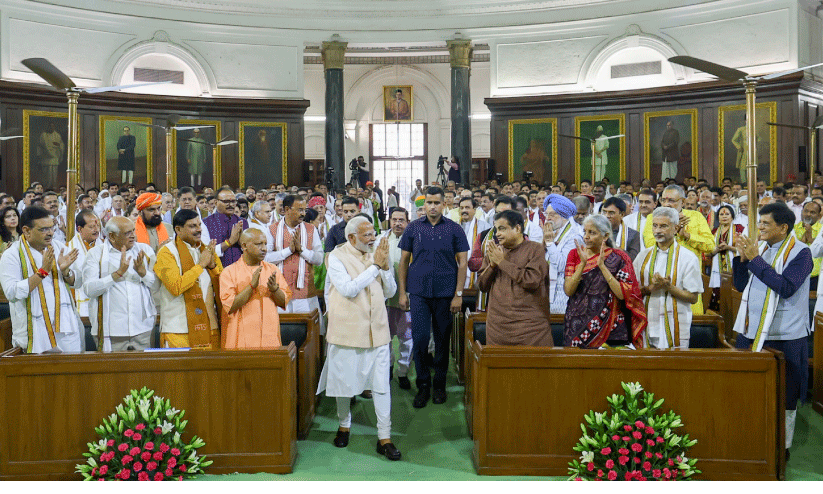 അ​ട്ട​ഹാ​സ​മി​ല്ല,  ആ​ർ​പ്പുവി​ളി​യി​ല്ല; മ​ര്യാ​ദ​യി​ൽ മോ​ദി​യും ഫാ​ൻ​സും