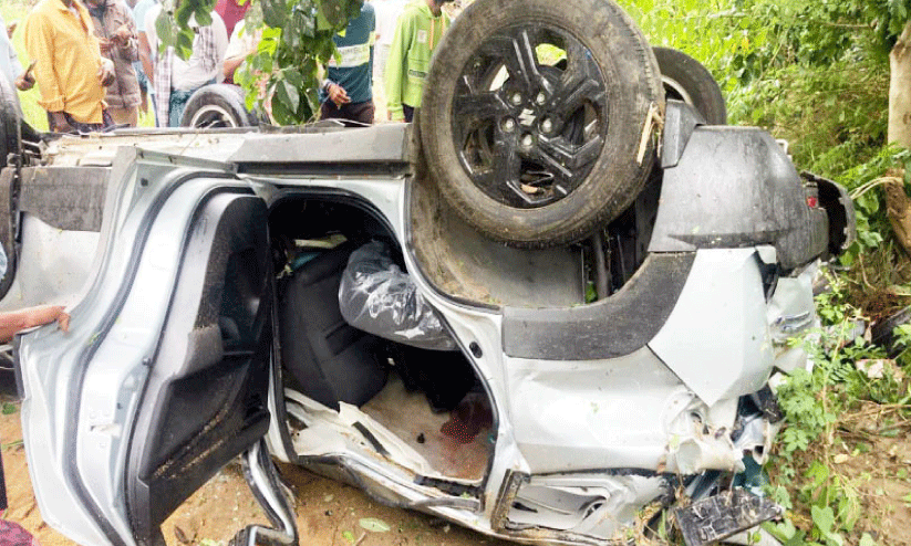 ചിക്കബല്ലാപുരയിൽ കാർ മറിഞ്ഞ് മൂന്നുപേർ മരിച്ചു ചിക്കബല്ലാപുരയിൽ കാർ മറിഞ്ഞ് മൂന്നുപേർ മരിച്ചു