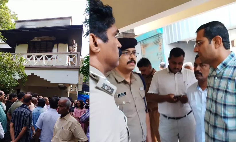 അങ്കമാലി ടൗണിൽ നാലുപേരുടെ മരണത്തിനിടയാക്കിയ വീടിന് മുന്നിൽ തടിച്ചുകൂടിയവർ. എസ്.പി വൈഭവ് സക്സേനയും റോജി എം. ജോൺ എം.എൽ.എയും സ്ഥലത്തെത്തിയപ്പോൾ
