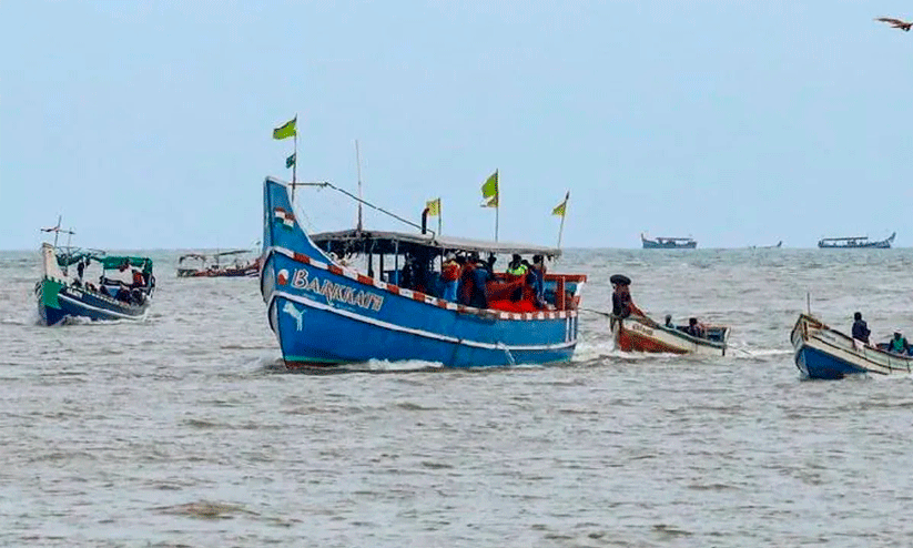ട്രോ​ളി​ങ് നി​രോ​ധ​നം സു​ര​ക്ഷ മു​ന്ന​റി​യി​പ്പു​ക​ൾ പാ​ലി​ക്ക​ണം- ജി​ല്ല ക​ല​ക്ട​ര്‍