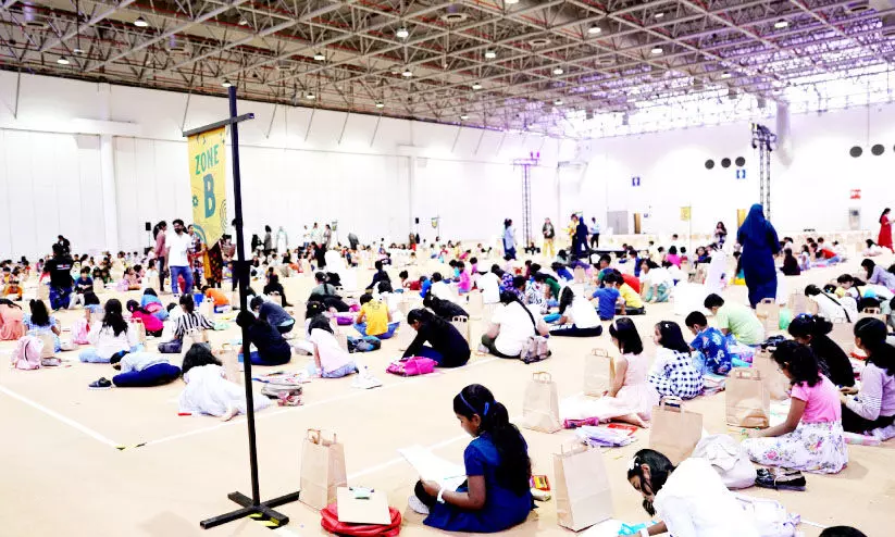 നി​റ​ങ്ങ​ൾ ചാ​ലി​ച്ച്​ കു​ട്ടി​ക്ക​ലാ​കാ​ര​ന്മാ​ർ