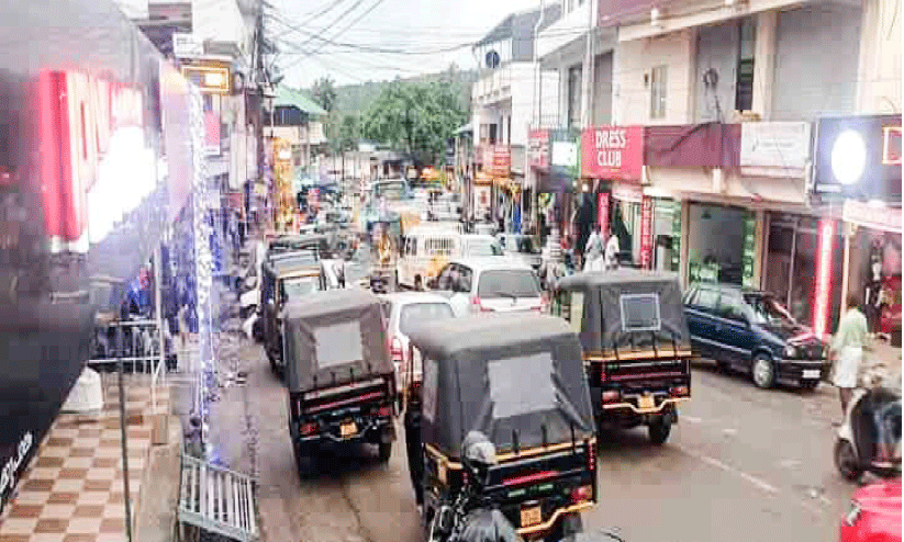 അഴിയാക്കുരുക്കിൽ തൂക്കുപാലം ടൗൺ