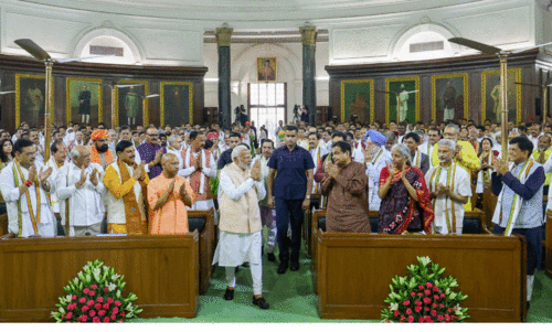 അ​ട്ട​ഹാ​സ​മി​ല്ല,  ആ​ർ​പ്പുവി​ളി​യി​ല്ല; മ​ര്യാ​ദ​യി​ൽ മോ​ദി​യും ഫാ​ൻ​സും