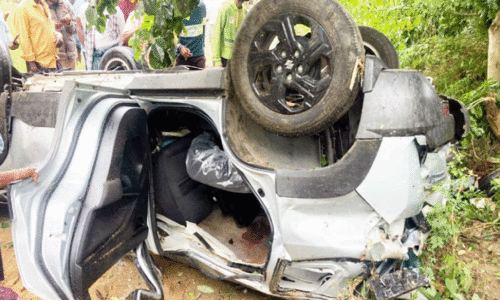 ചി​ക്ക​ബ​ല്ലാ​പു​ര​യി​ൽ കാ​ർ മ​റി​ഞ്ഞ് മൂ​ന്നു​പേ​ർ മ​രി​ച്ചു